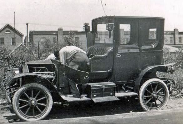 05mercedestowncar001_2_edited-1-2-585x39